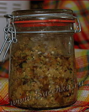 Икра баклажанная с соусом песто