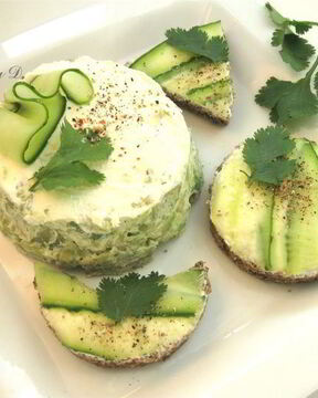 Канапе и башенка из авокадо со сливочным сыром