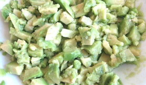 канапе и башенка из авокадо со сливочным сыром