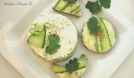 канапе и башенка из авокадо со сливочным сыром