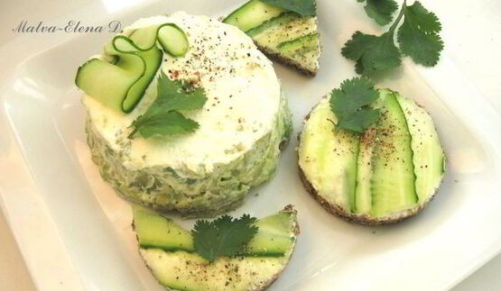 канапе и башенка из авокадо со сливочным сыром