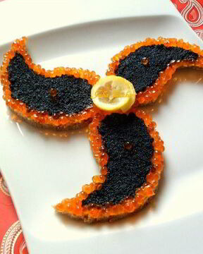 Канапе из черного хлеба с черной и красной икрой