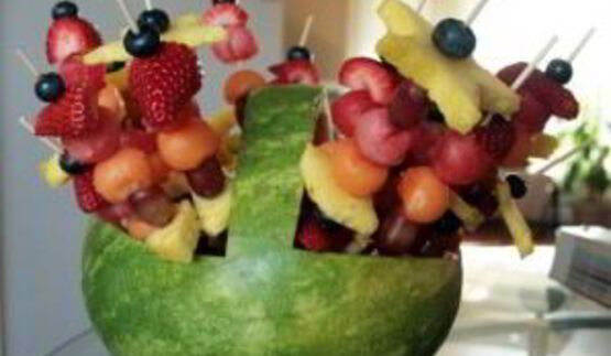 канапе из фруктов на шпажках