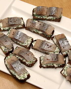 Канапе по-русски с селедкой