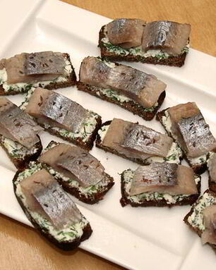 Канапе по-русски с селедкой