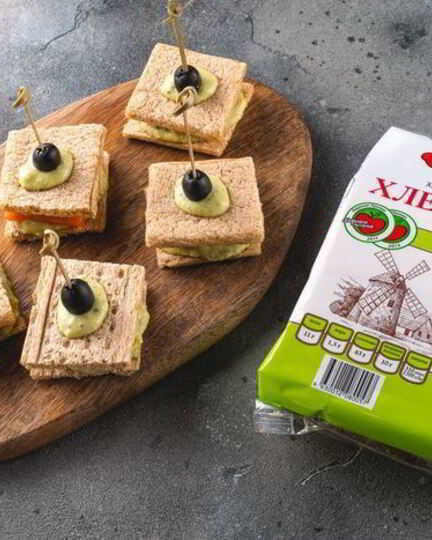 Рецепт канапе с форелью и соусом из авокадо