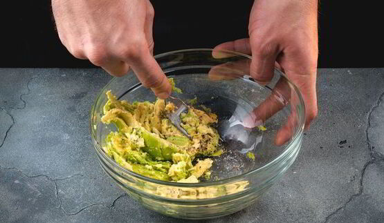 канапе с форелью и соусом из авокадо