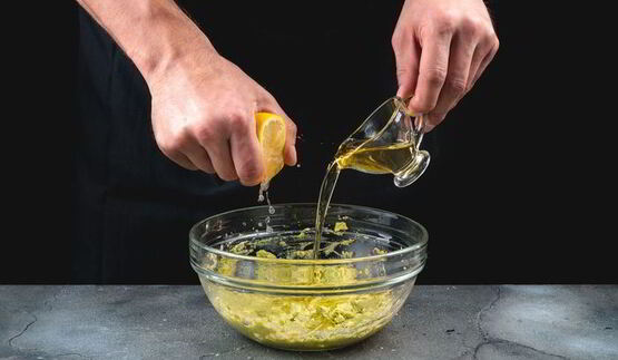 канапе с форелью и соусом из авокадо