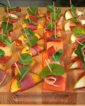 Канапе с фруктами и прошутто