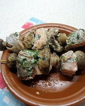 Канапе с грибами на шпажках