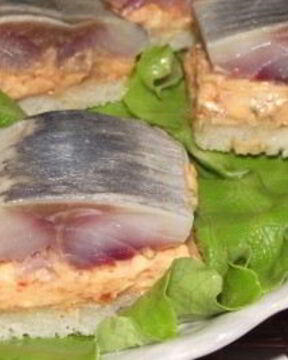 Канапе с икрой мойвы, сельдью и яблоком