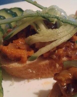 Канапе с икрой морского ежа