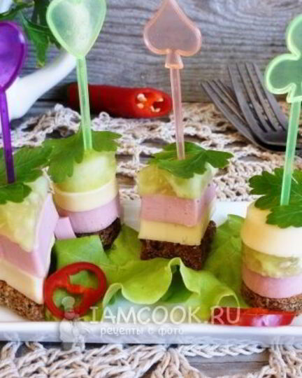 Рецепт канапе с колбасой и сыром
