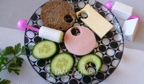 канапе с колбасой и сыром