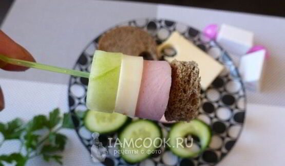 канапе с колбасой и сыром