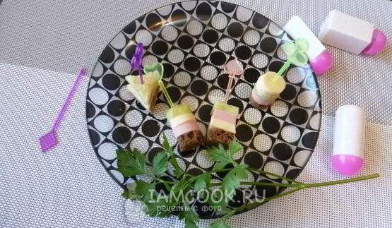 канапе с колбасой и сыром