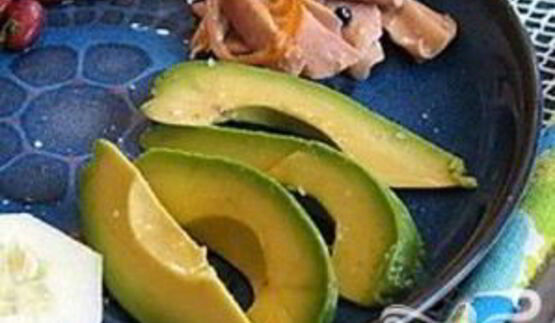 канапе с креветками и авокадо