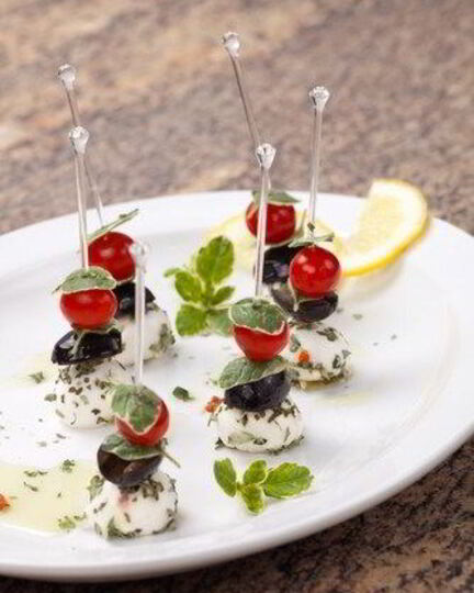 Рецепт канапе с маринованной в цитрусовом соке и фенхеле фетой, оливками и мятой