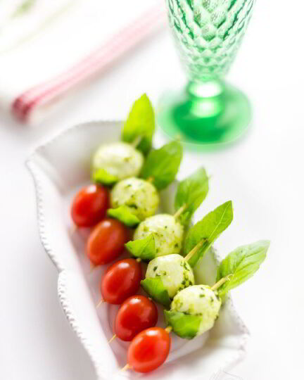 Рецепт канапе с мини-моцареллой и помидорами черри