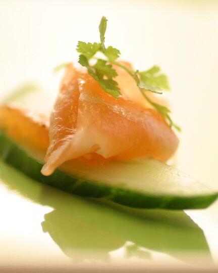 Рецепт канапе с огурцома и лососема