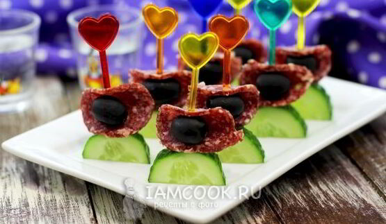 канапе с огурцом