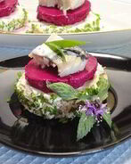 Канапе с сельдью и муссом из свеклы
