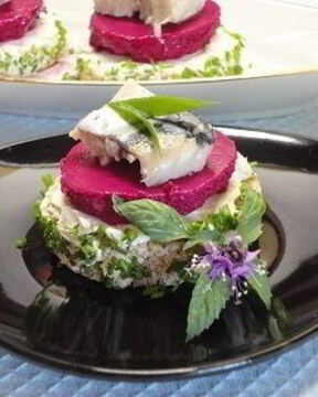 Канапе с сельдью и муссом из свеклы