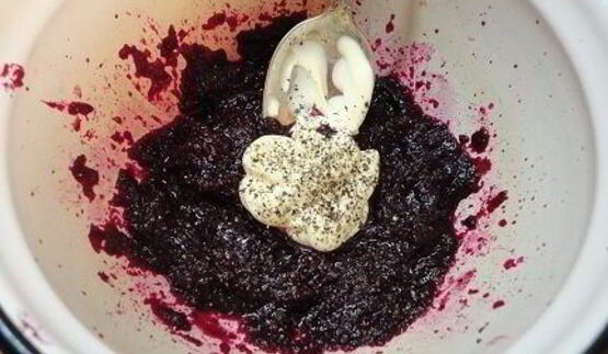 канапе с сельдью и муссом из свеклы