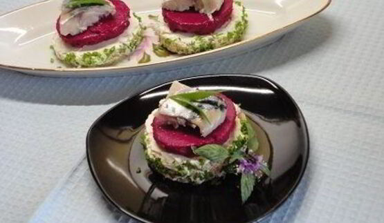 канапе с сельдью и муссом из свеклы