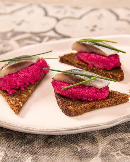 Рецепт канапе с сельдью и свекольно-творожным муссом