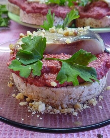 Рецепт канапе с сельдью и свекольным песто