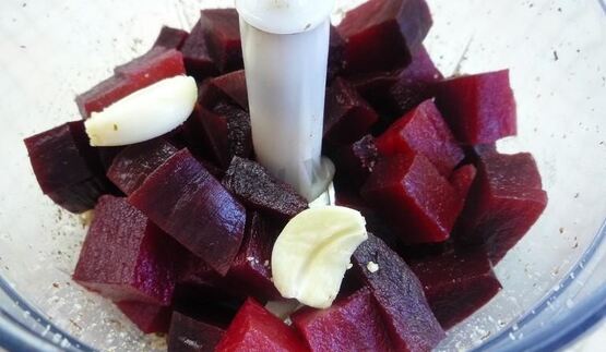 канапе с сельдью и свекольным песто