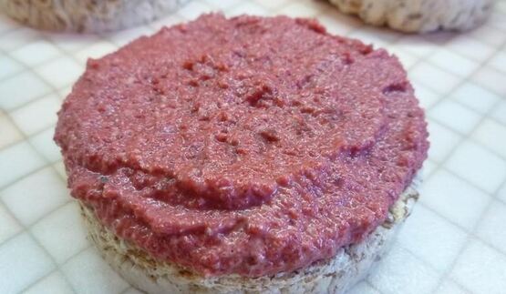 канапе с сельдью и свекольным песто