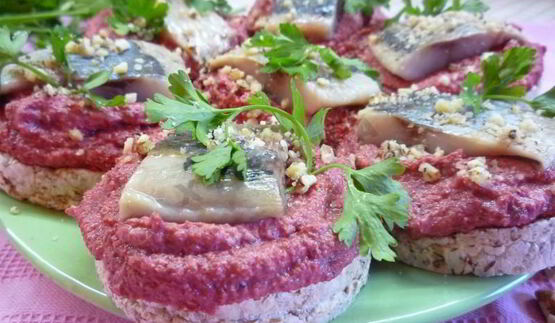 канапе с сельдью и свекольным песто