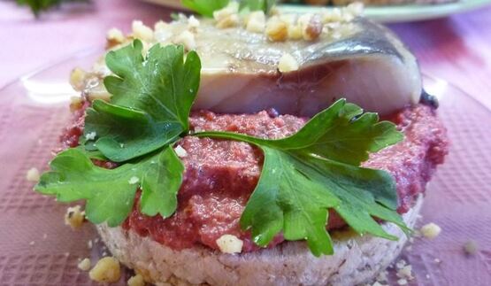 канапе с сельдью и свекольным песто