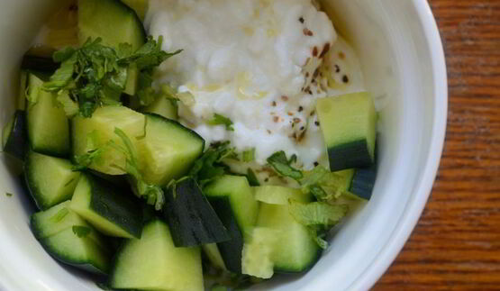 канапе с сельдью и свежим огурцом