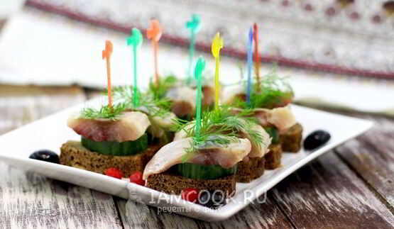 канапе с селедкой