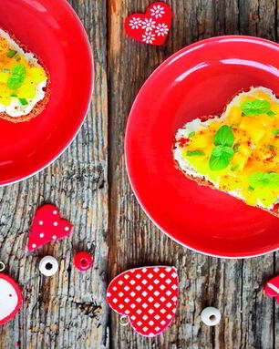 Канапе с сыром и пряным манго