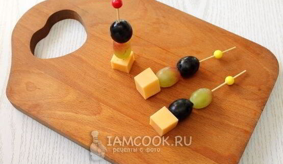 канапе с сыром и виноградом