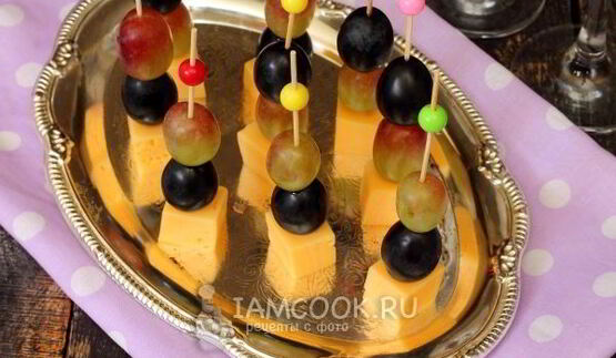 канапе с сыром и виноградом