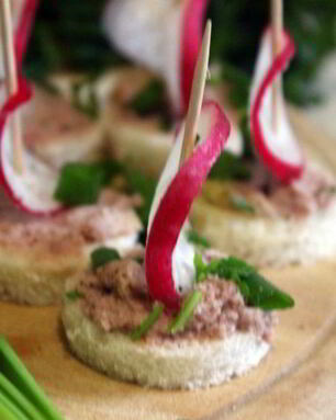Канапе со сливочным паштетом из индейки и редисом