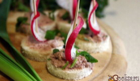 канапе со сливочным паштетом из индейки и редисом