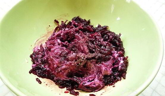 канапе со свеклой, пармезаном и кедровыми орешками