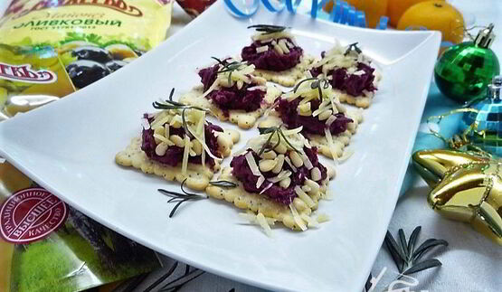 канапе со свеклой, пармезаном и кедровыми орешками
