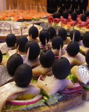 Канапе-экспресс с селедкой, огурцом и красным луком