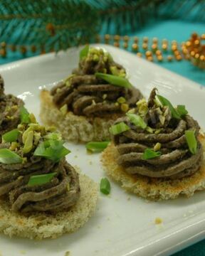 Новогодние канапе Елочки из печеночного паштета