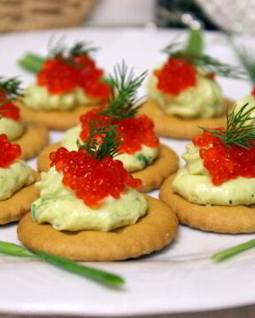 Новогодние канапе на крекерах