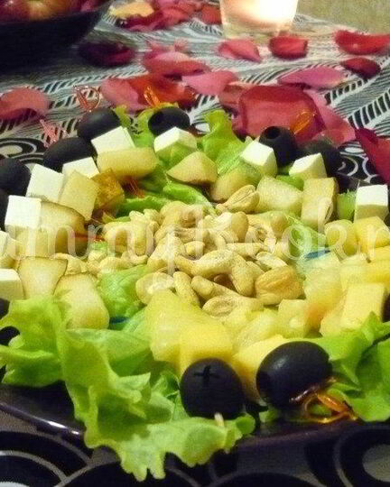 Рецепт пикантные канапе с сыром, фруктами и маслинами