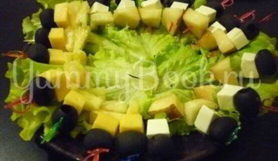 пикантные канапе с сыром, фруктами и маслинами