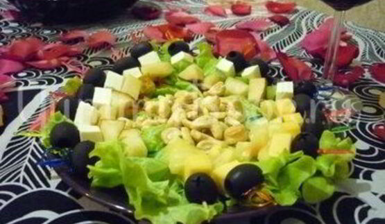 пикантные канапе с сыром, фруктами и маслинами